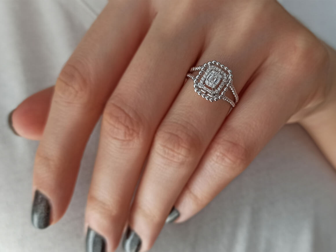 Bague d'évasion lumineuse en diamant baguette
