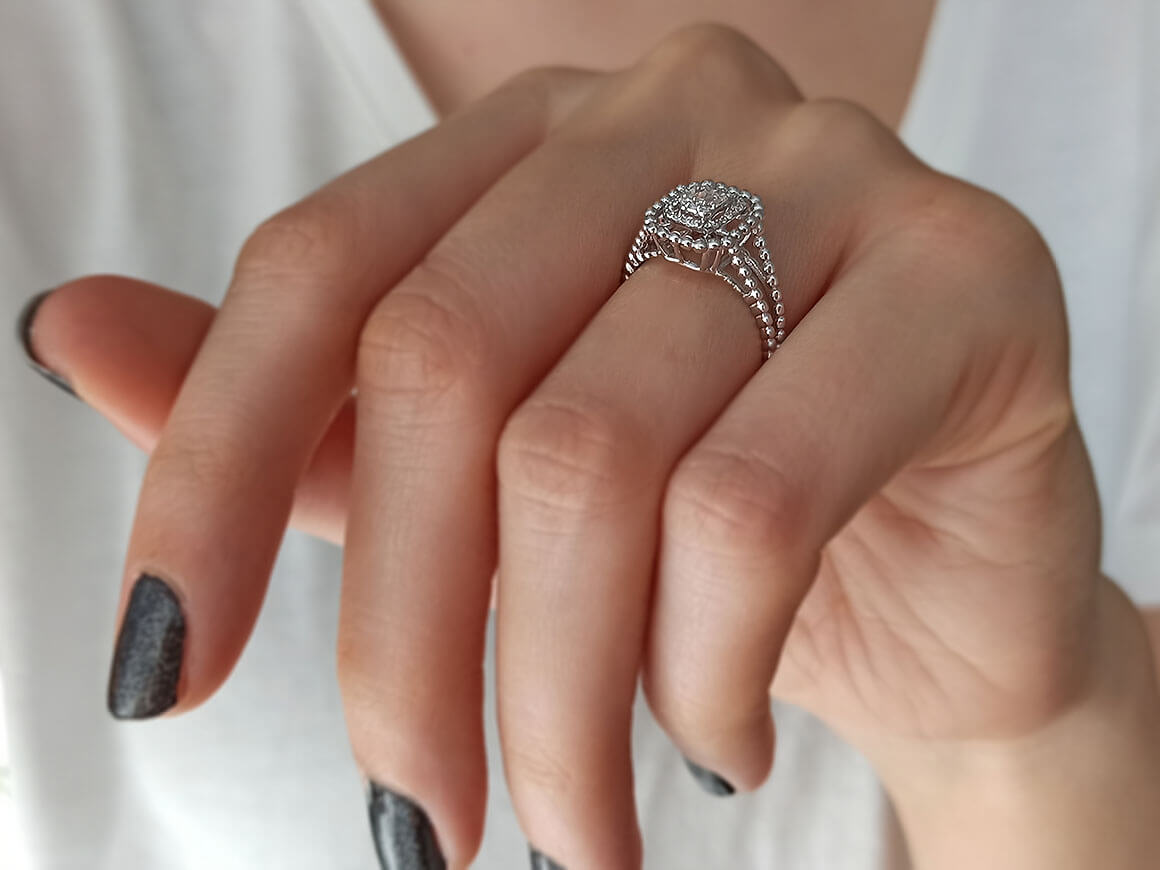 Baguette diamond light escape ring