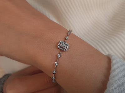 Baguette diamond bracelet with glitter effect