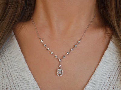 Baguette diamond necklace with glitter effect