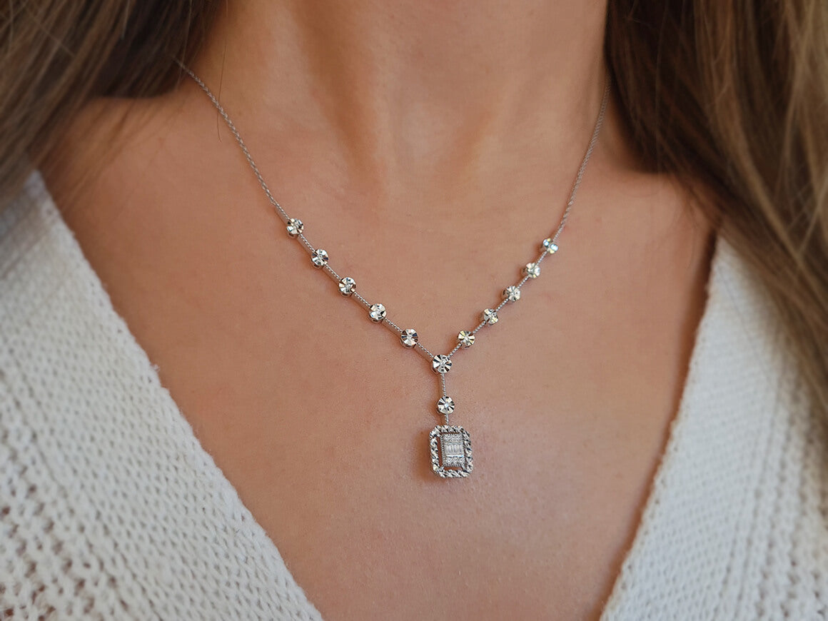 Baguette diamond necklace with glitter effect