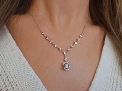 Baguette diamond necklace with glitter effect