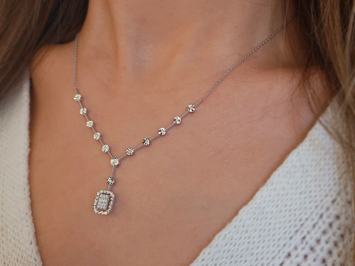 Baguette diamond necklace with glitter effect