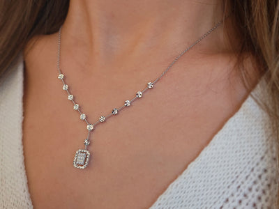 Baguette diamond necklace with glitter effect
