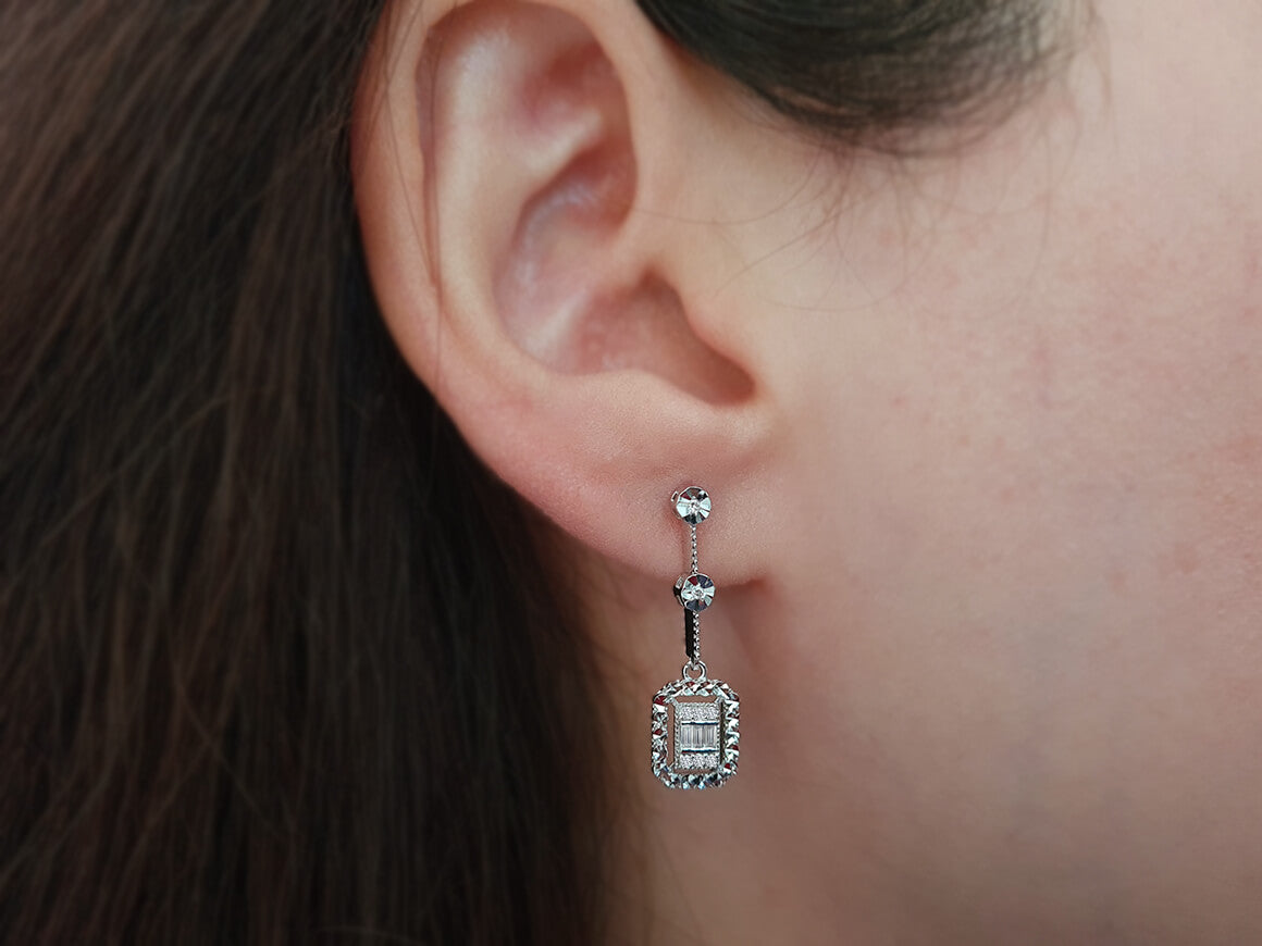 Baguette diamond earrings with glitter effect