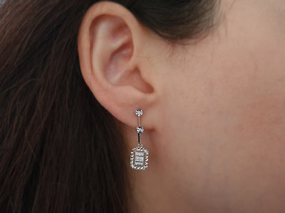 Baguette diamond earrings with glitter effect