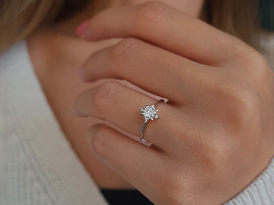 Bague Izarra en or blanc 8 carats avec diamants baguette 