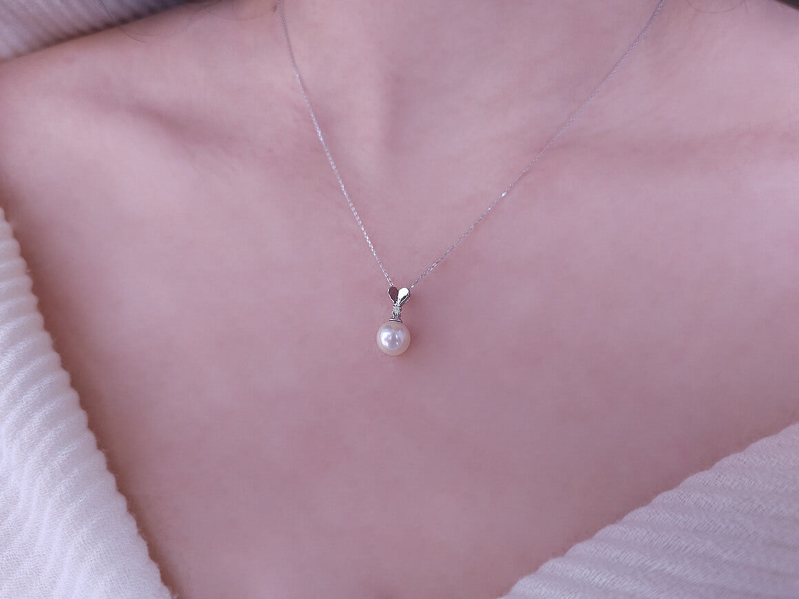Diamond and pearl heart necklace in 333 8K white gold