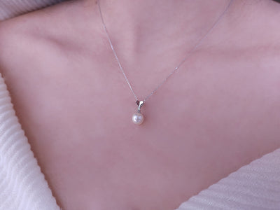 Diamond and pearl heart necklace in 333 8K white gold