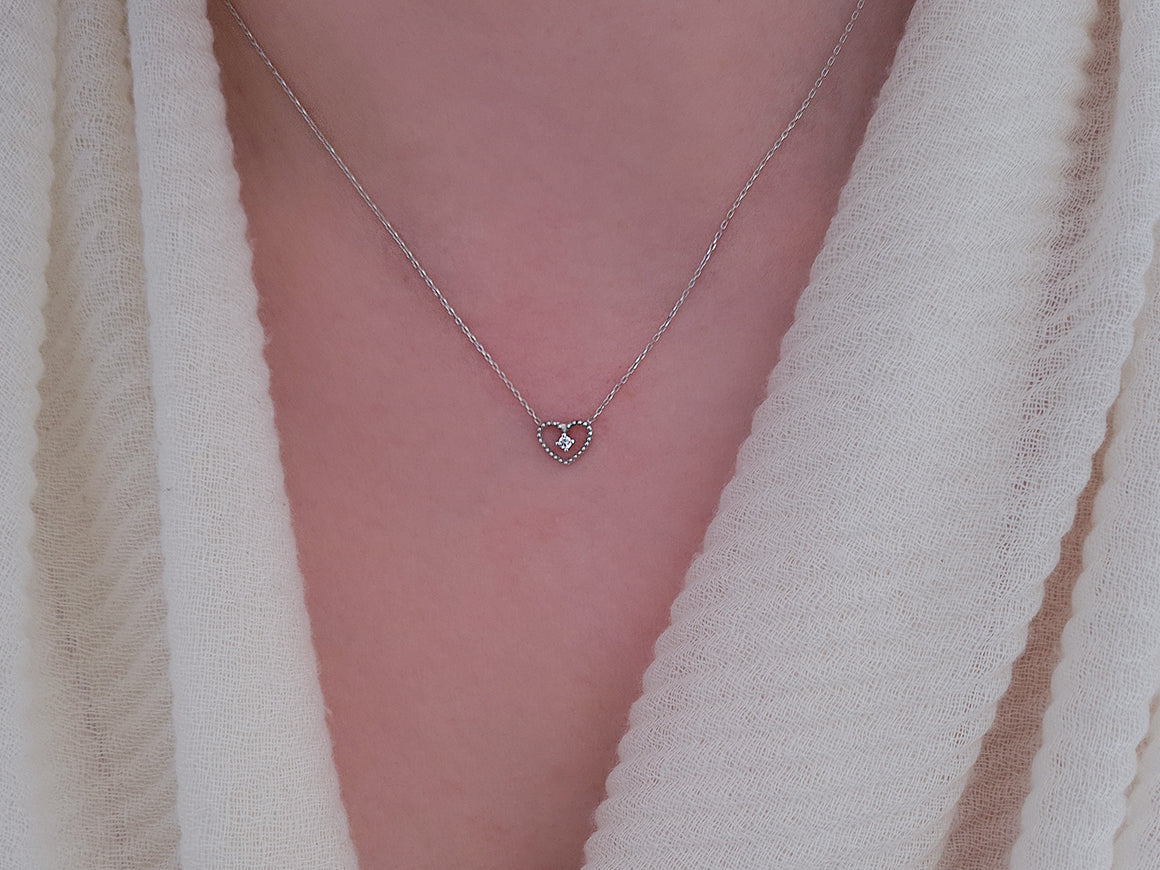 Diamant Herz Solitaire Collier in 18 K - handgefertigter Diamantschmuck aus Feingold | Sirius Diamant