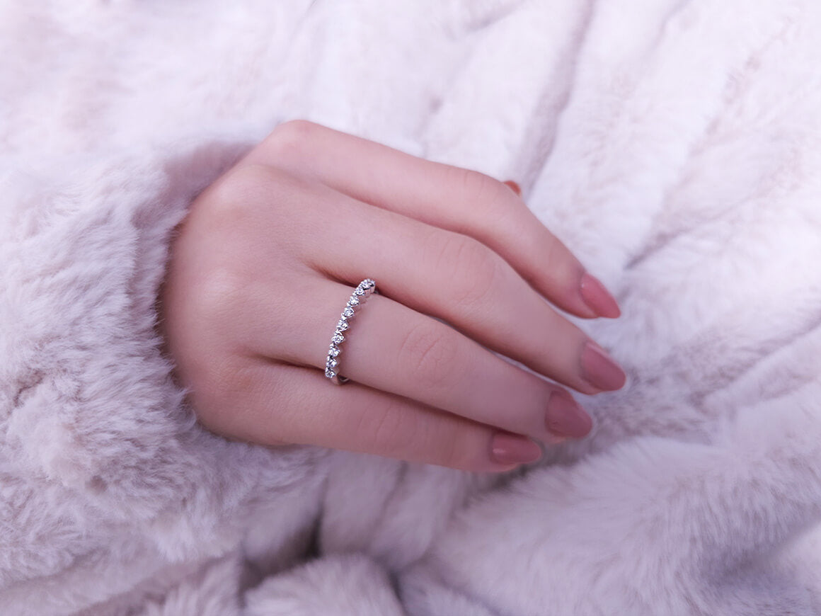 Alliance semi-circulaire motif cœur diamant