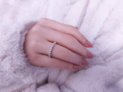 Alliance semi-circulaire motif cœur diamant