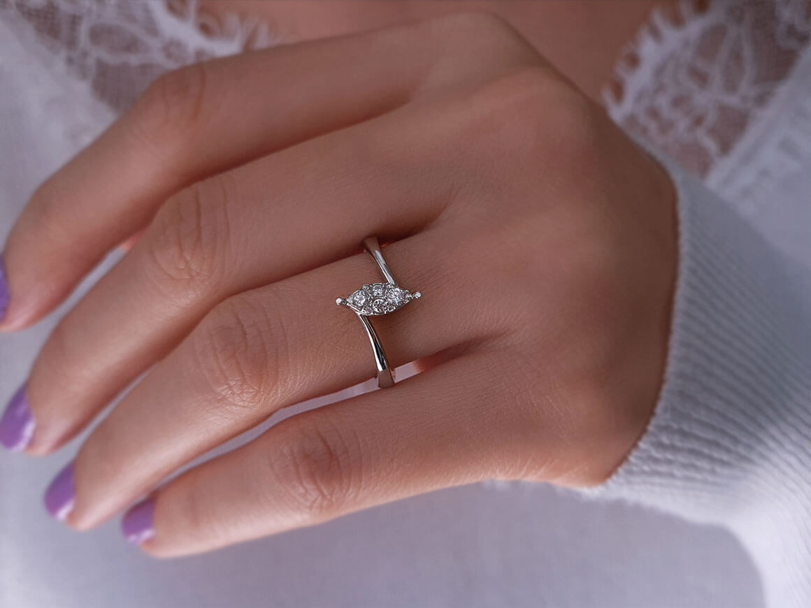 Bague solitaire effet diamant marquise de 0,70 carat
