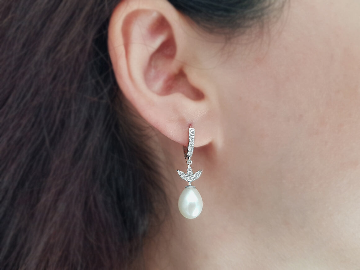 White natural drop pearl earrings in 585 14 K white gold