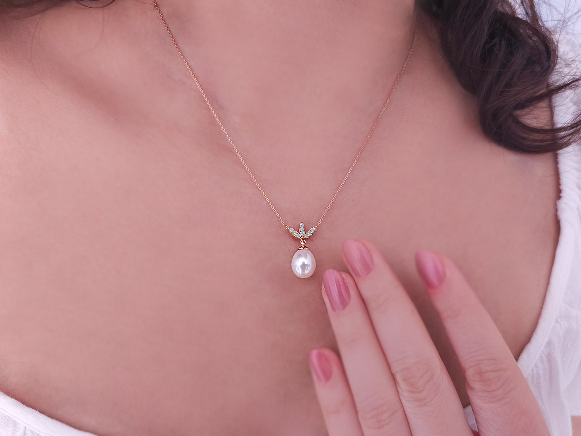 Collier en or rose 14 carats avec diamants taille marquise et perles roses en forme de goutte 