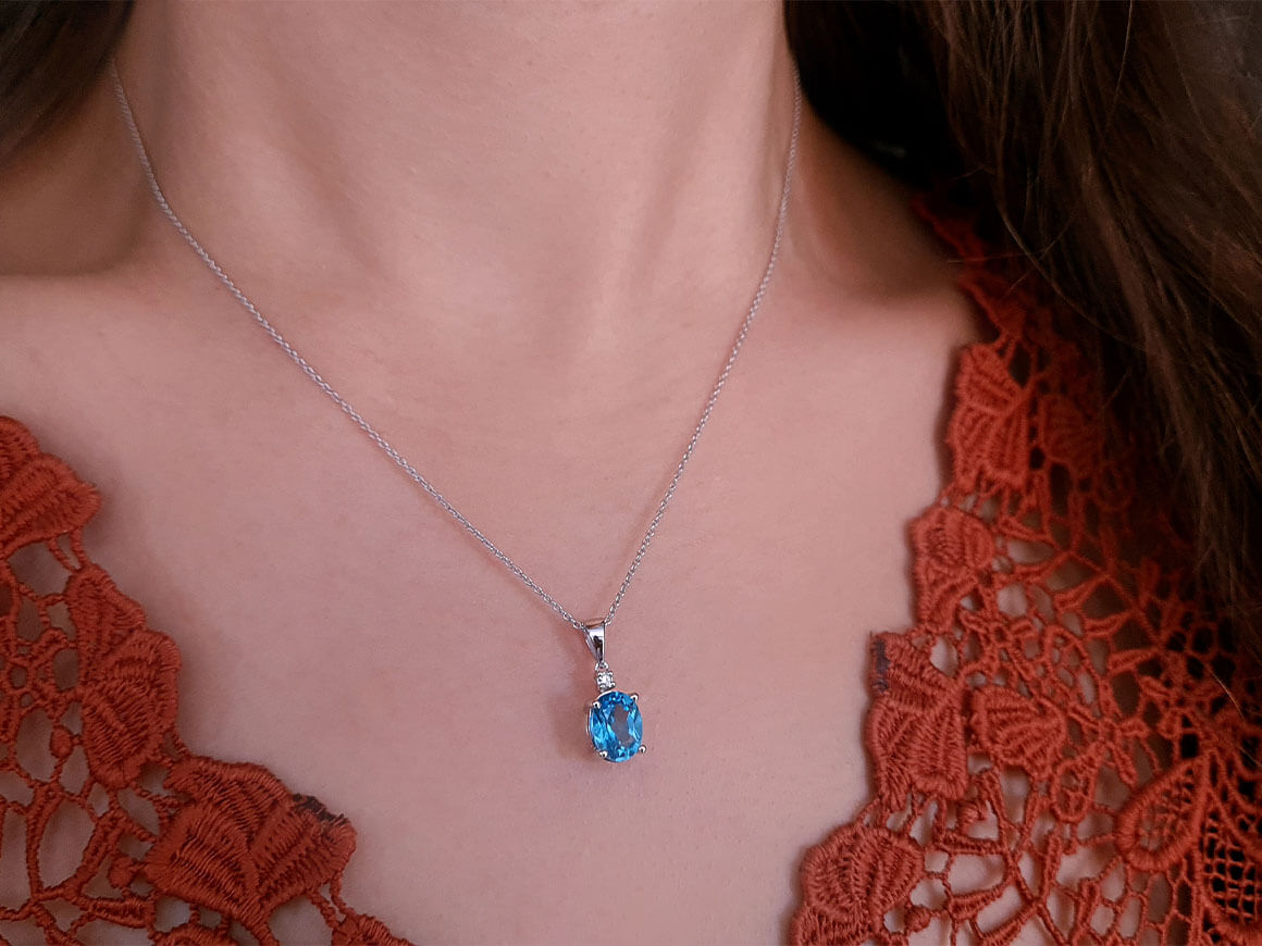Collier en or blanc 333 8 carats avec diamants et topaze bleue ovale