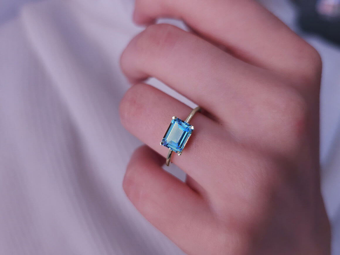 Bague avec topaze bleue taille octogonale