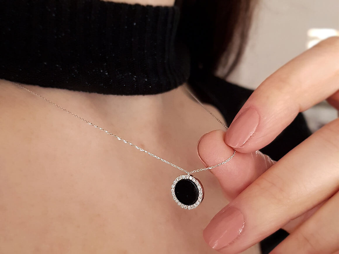 Diamant Schwarzem Onyx Collier in 18 K - handgefertigter Diamantschmuck aus Feingold | Sirius Diamant