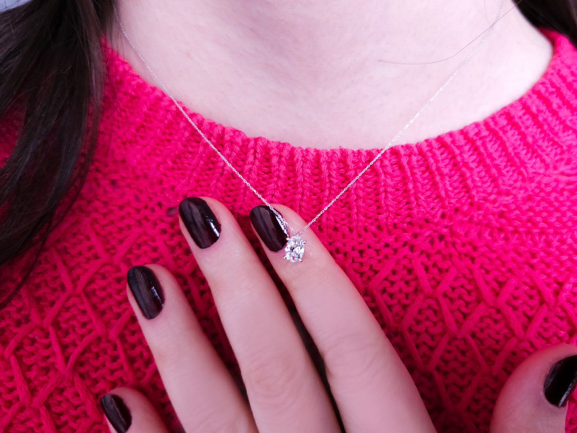 Esila-Halskette mit ovalem weißem Topas – handgefertigter Diamantschmuck aus Feingold | Sirius Diamant