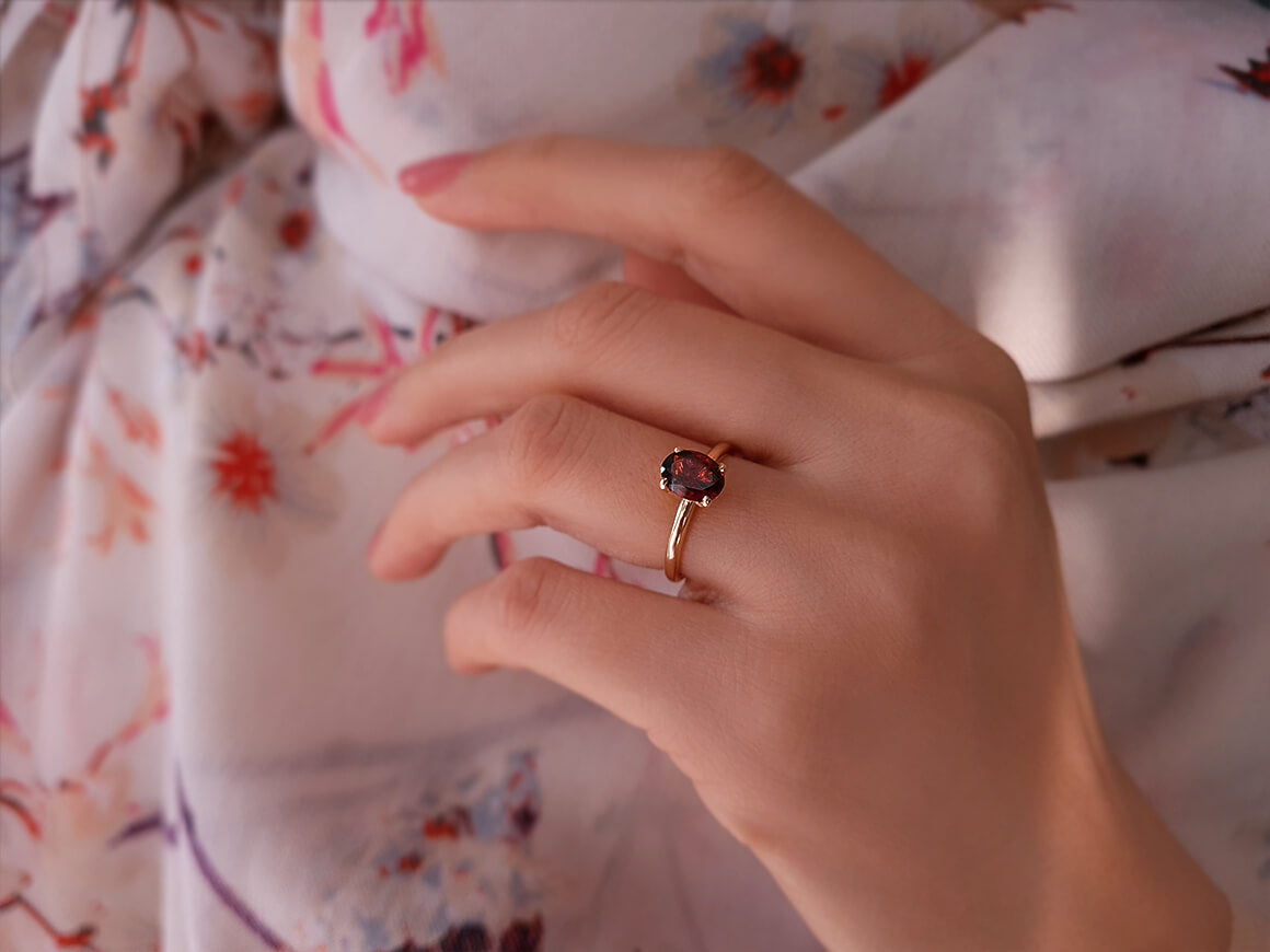 Bague solitaire en grenat taille ovale 