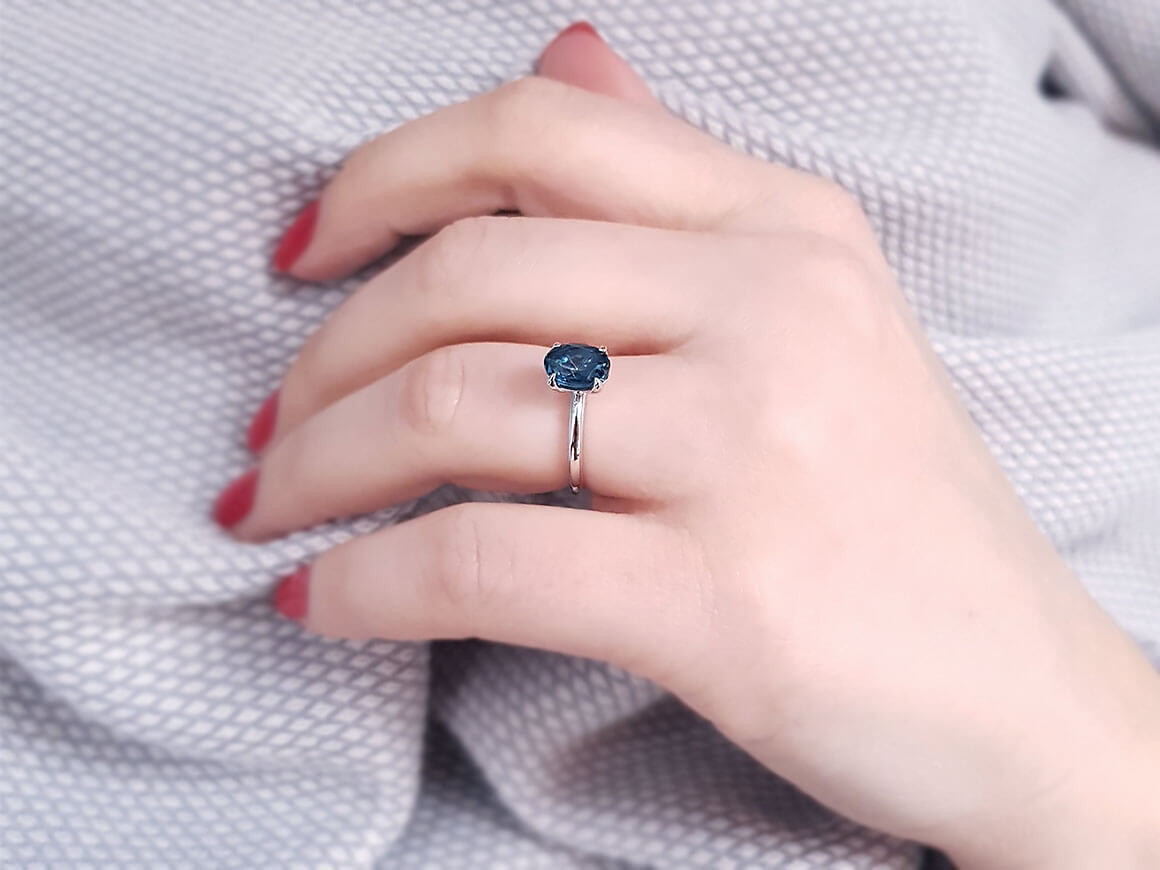 Bague solitaire en topaze bleue de Londres 