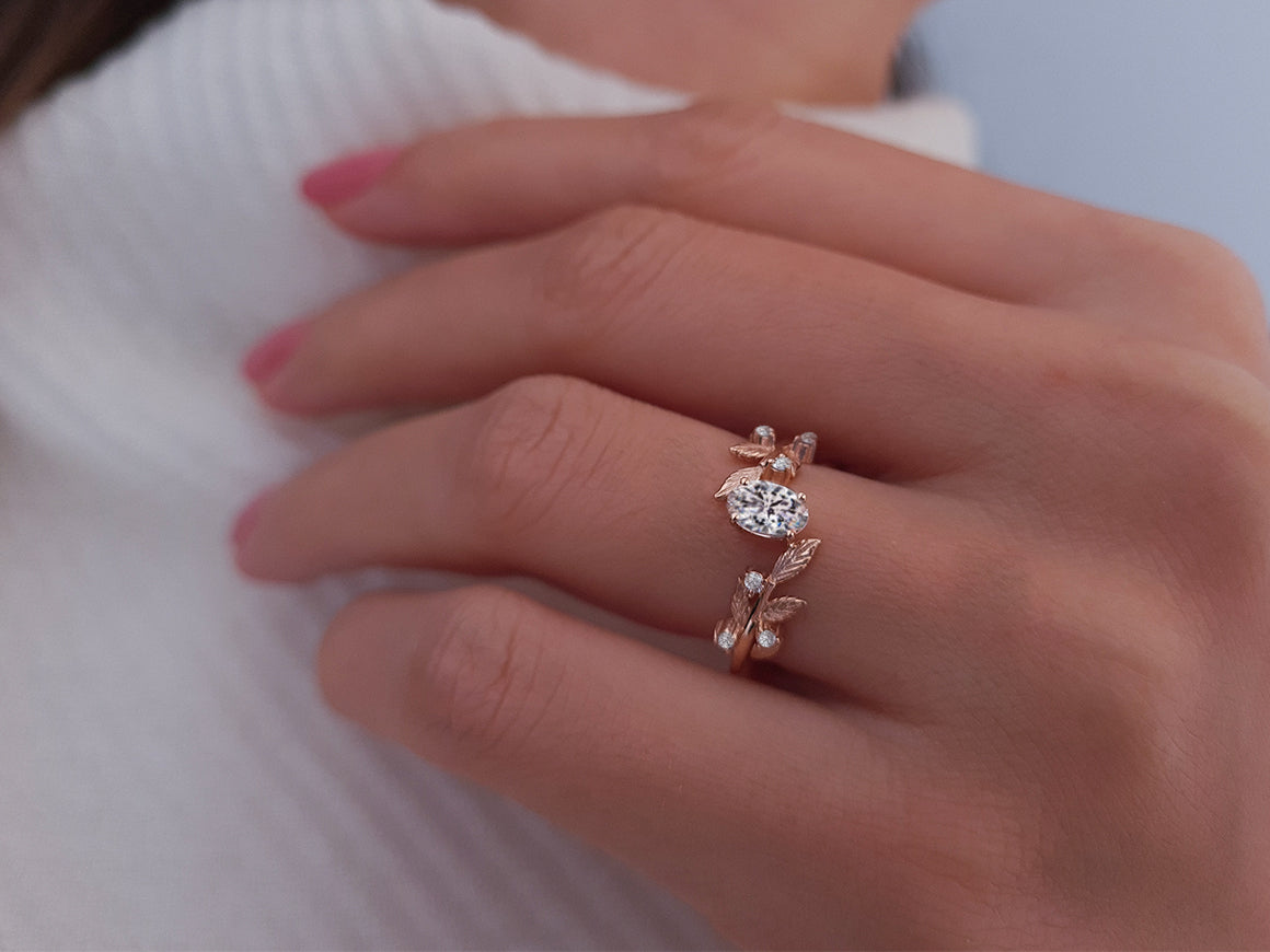 Düş Bahçesi ring with oval cut diamonds