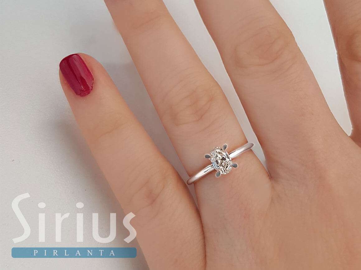 Bague solitaire en diamant taille ovale de 0,50 carat 