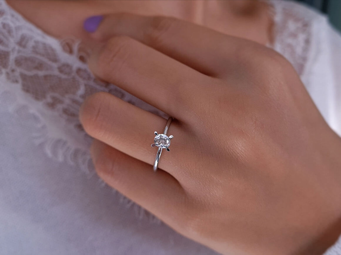 Bague solitaire en diamant taille ovale de 0,35 carat 