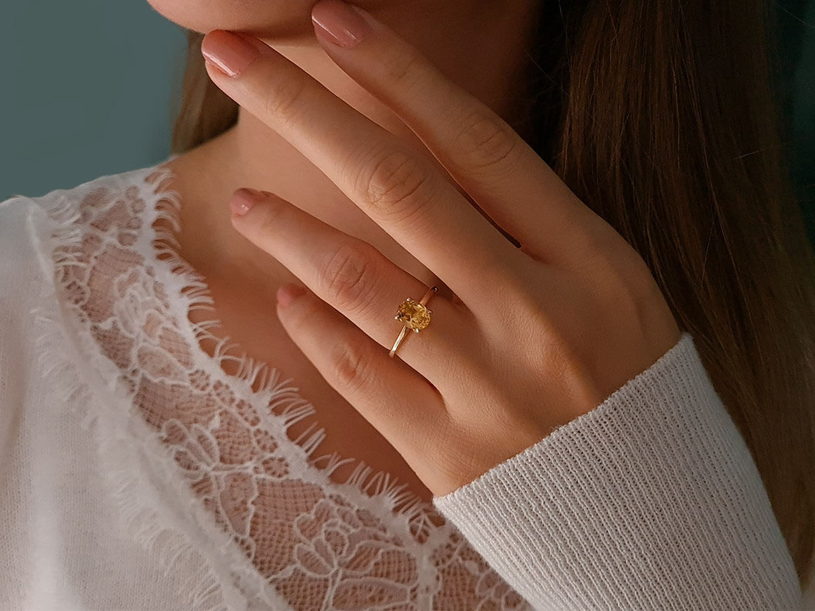 Oval Schliff Citrin Solitaire Ring