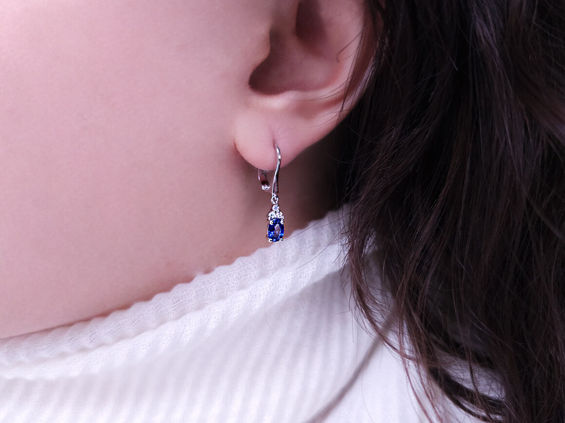 Diamond and oval sapphire earrings in 8 carat white gold