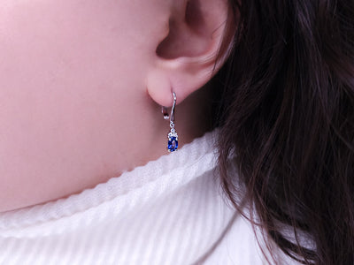 Diamond and oval sapphire earrings in 8 carat white gold