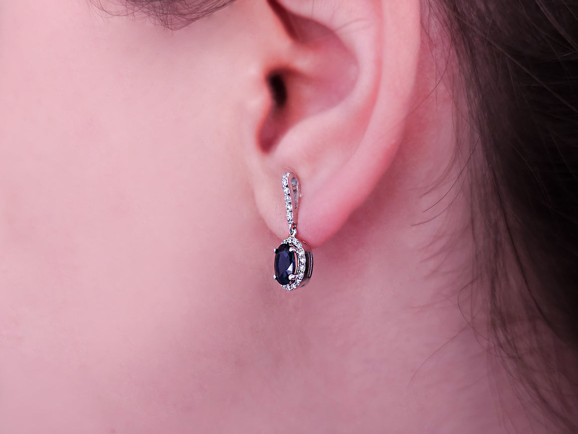 Diamond and oval sapphire earrings in 585 14 carat white gold