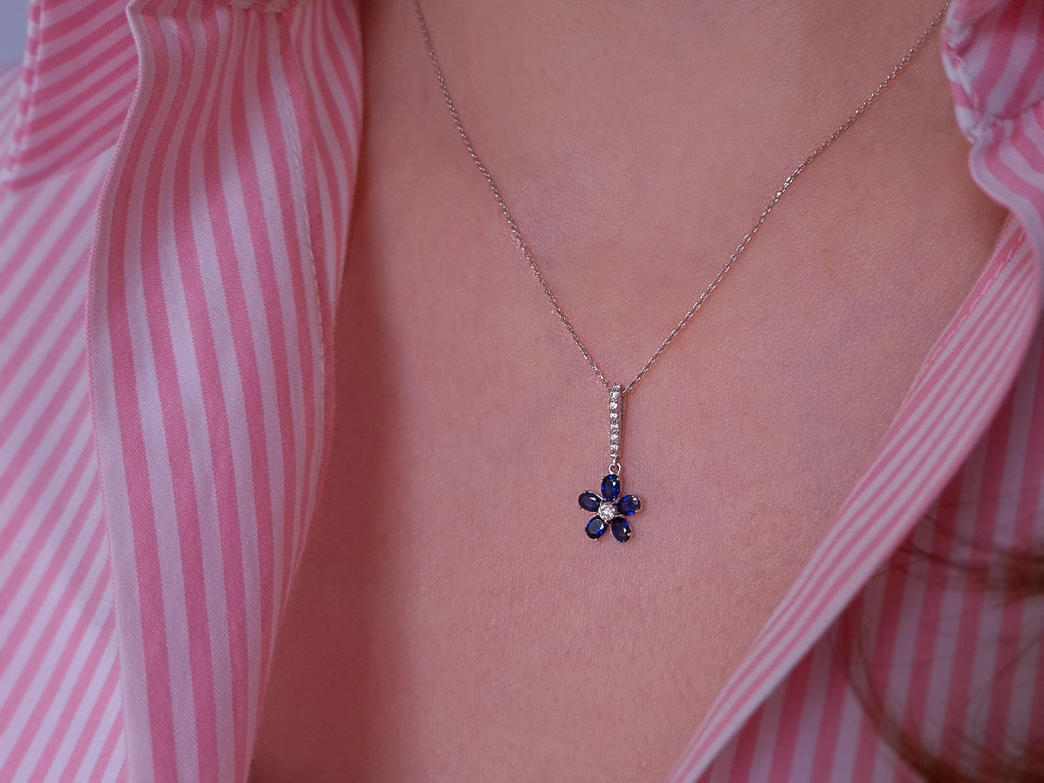 Diamond and oval sapphire violet necklace in 333 8 carat white gold