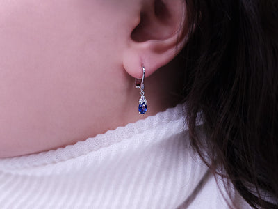 Diamond and oval sapphire earrings in 8 carat white gold