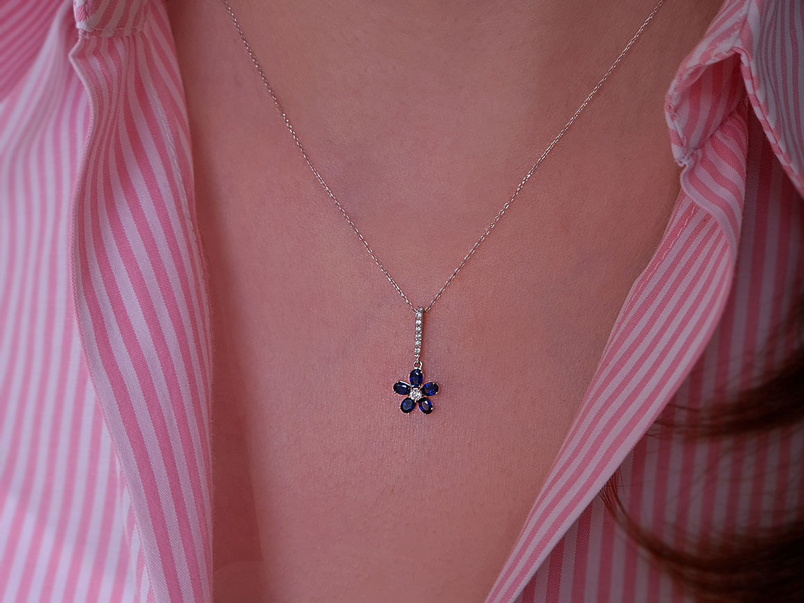 Diamond and oval sapphire violet necklace in 333 8 carat white gold