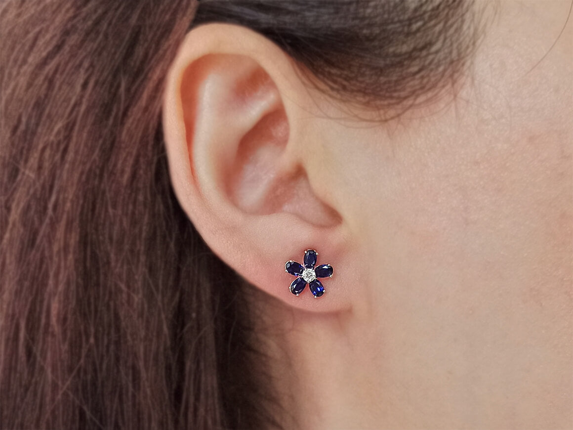 Diamond and oval sapphire violet stud earrings in 333 8 carat white gold