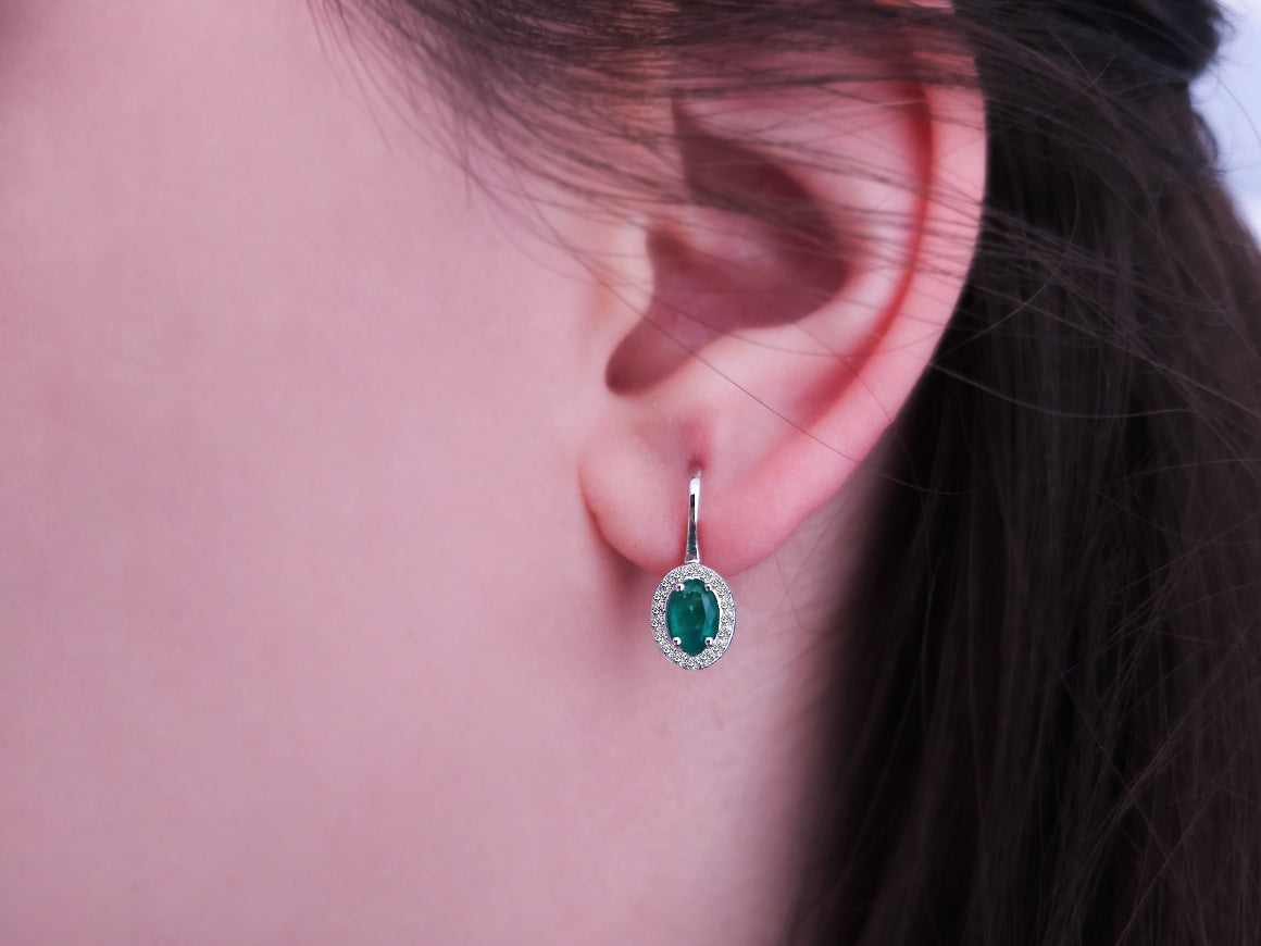 Diamond and oval emerald earrings in 333 8 carat white gold