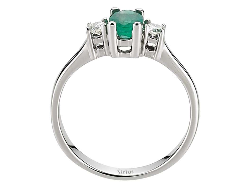 Diamond and oval emerald ring in 14K gold