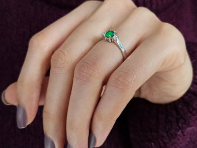 Diamond and oval emerald ring in 14K gold