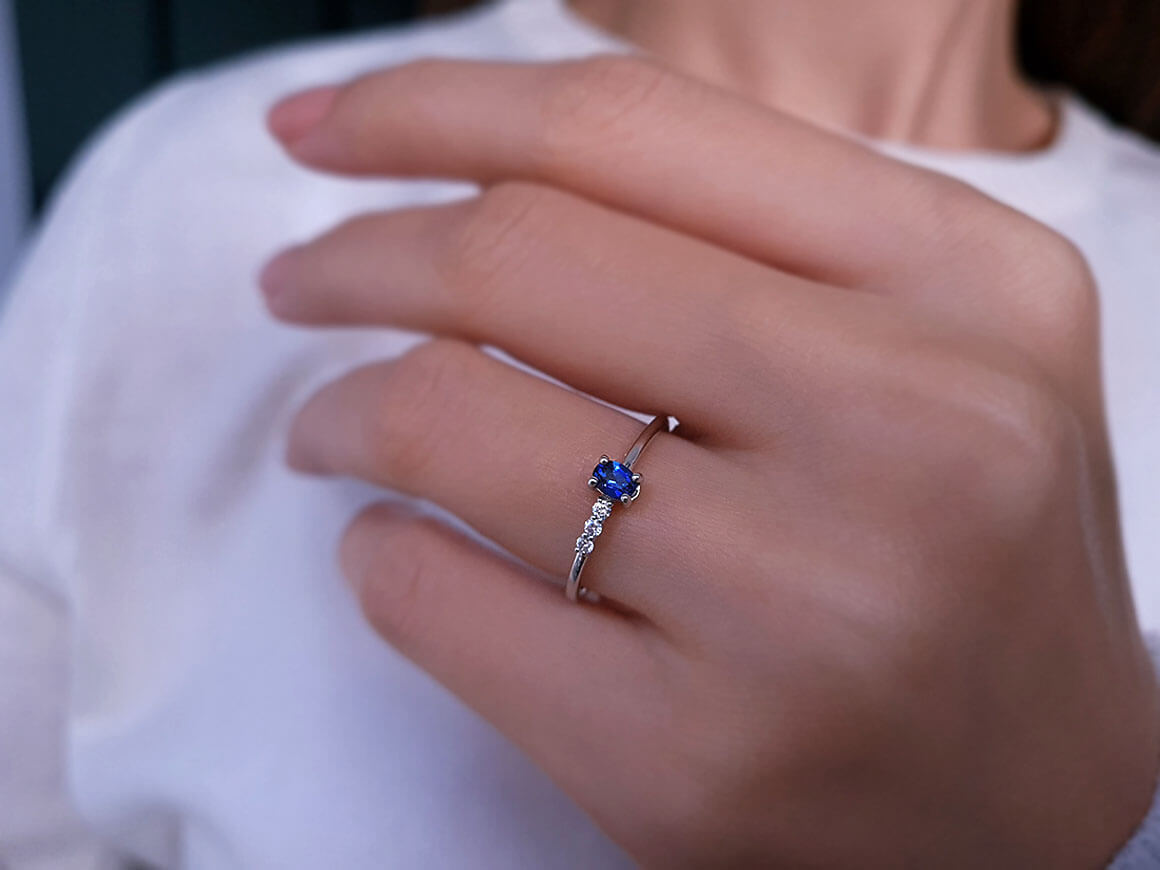 Minimal Saphirring mit Diamanten - handgefertigter Diamantschmuck aus Feingold | Sirius Diamant