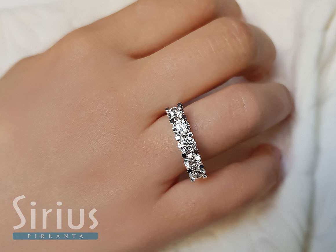 Alliance 5 pierres en or blanc 14 carats et diamants de 2,50 carats