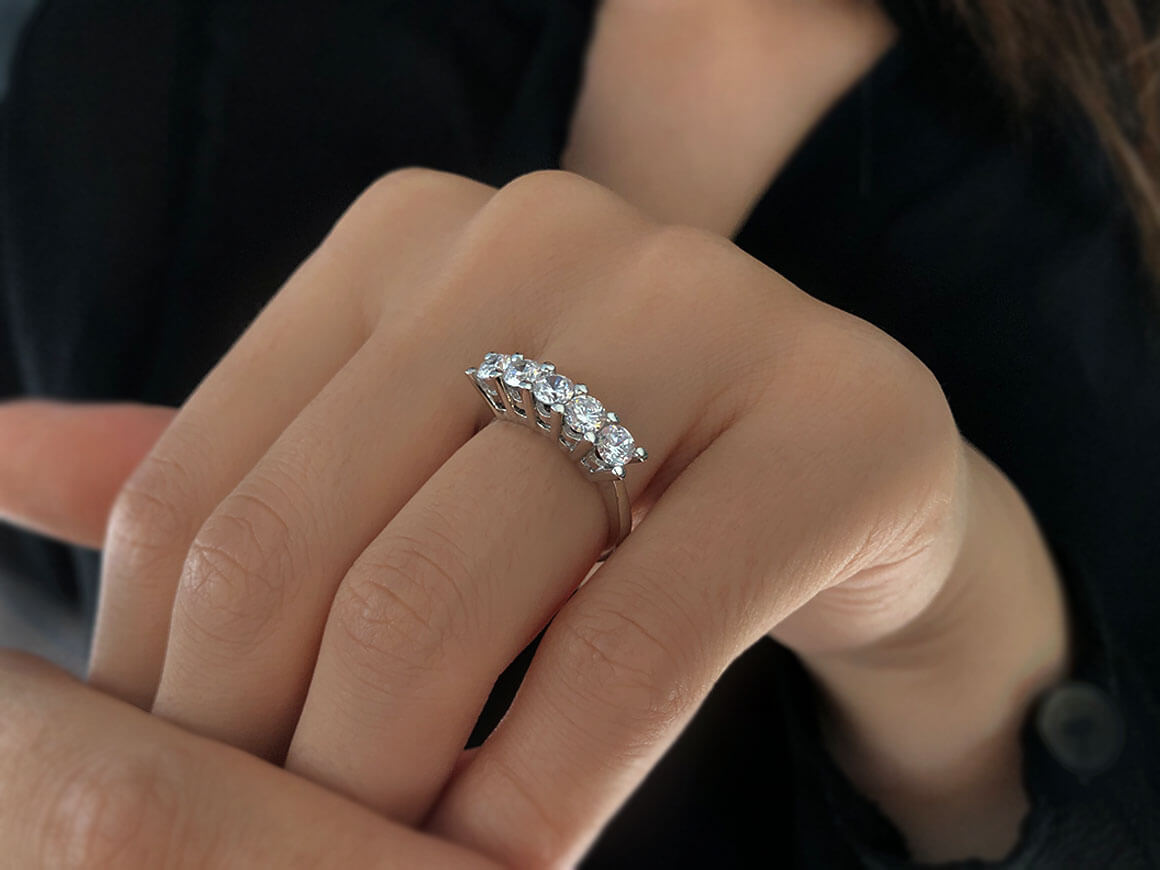 Alliance 5 diamants de 0,88 carat en or blanc 14 carats
