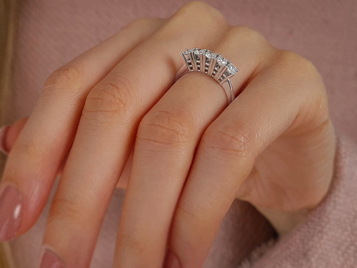 0.74 carat 5 diamond alliance in 18 K