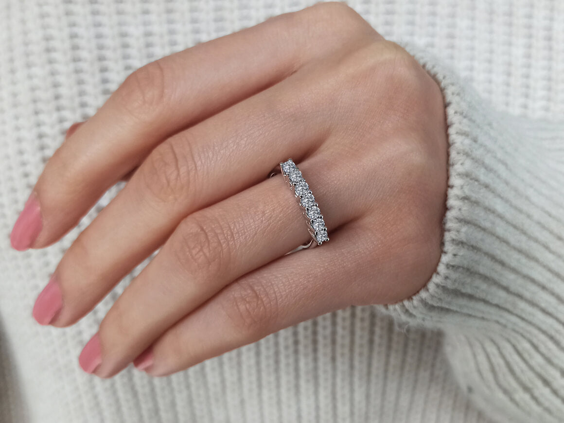 0,65 Carat 7 Diamanten Allianz in 585er 14 Karat Weißgold