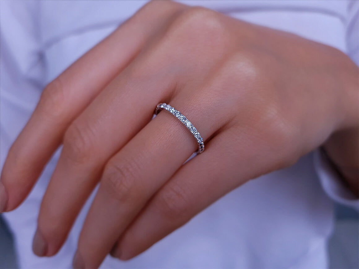 Alliance de neuf diamants de 0,19 carat en or blanc 14 carats