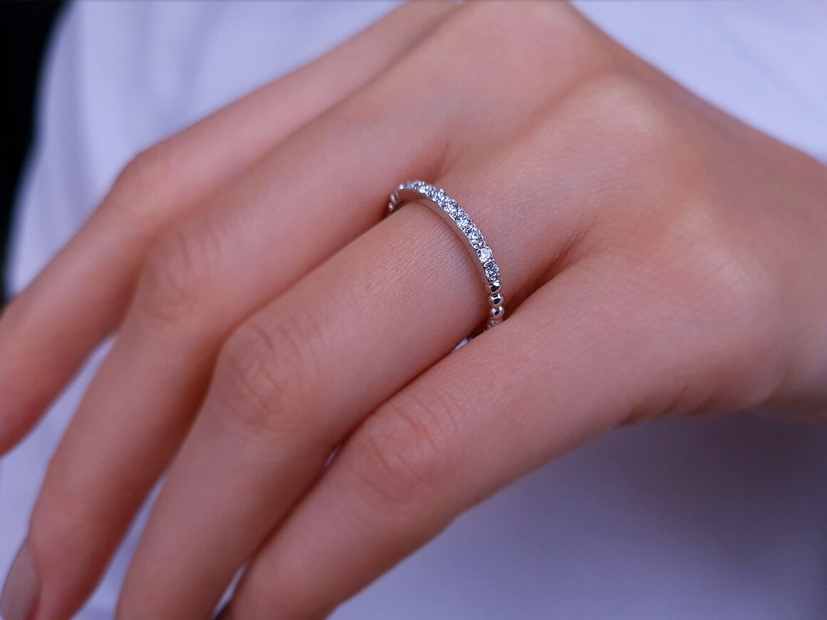 Alliance de neuf diamants de 0,19 carat en or blanc 14 carats