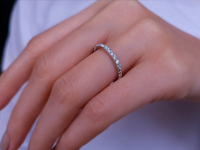 Alliance de neuf diamants de 0,19 carat en or blanc 14 carats