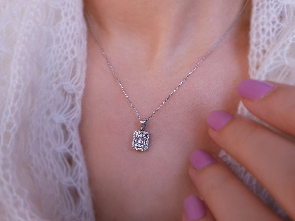 F color 0.26 carat baguette diamond necklace
