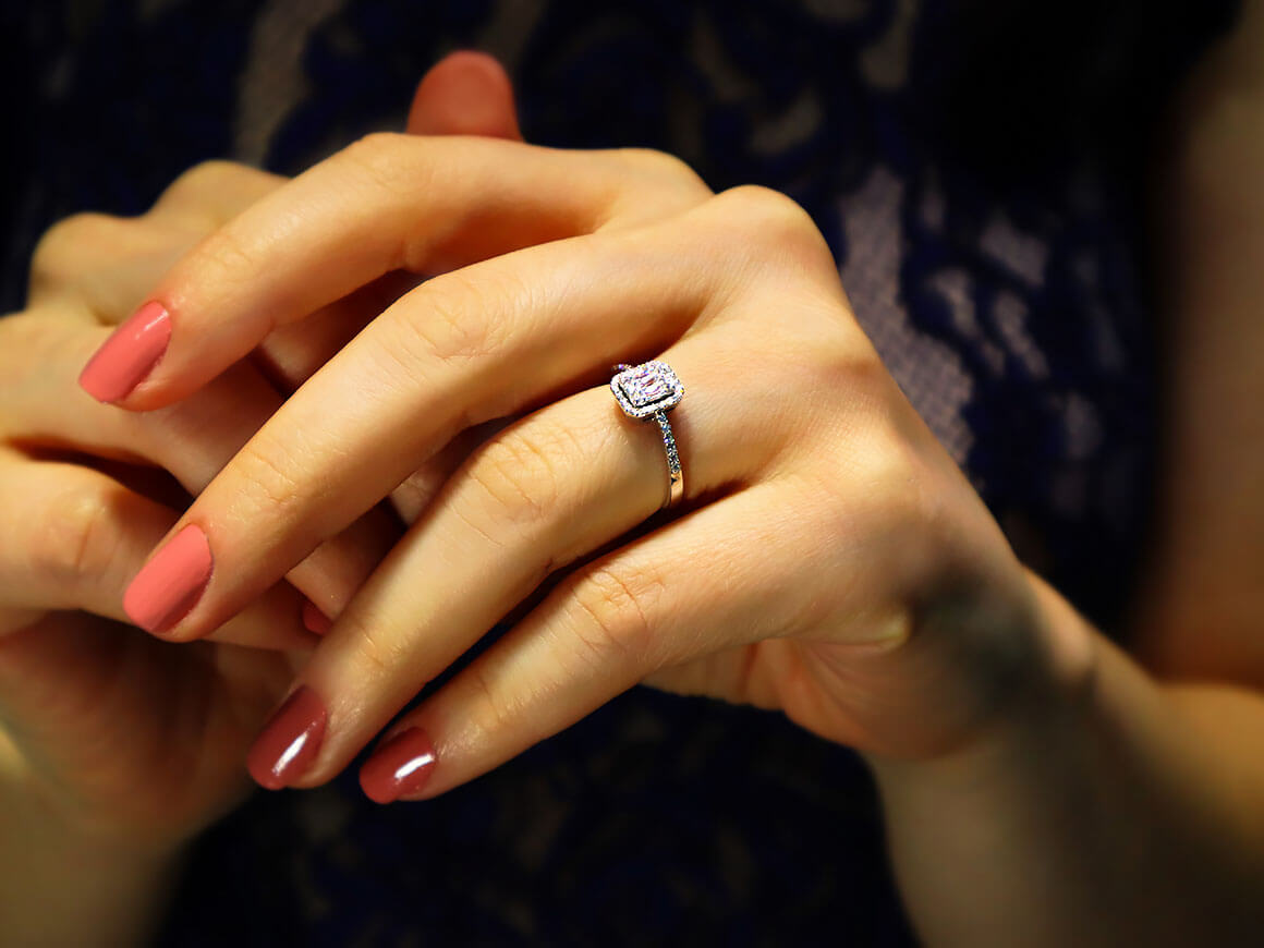 Bague baguette en diamant de 0,40 carat couleur F