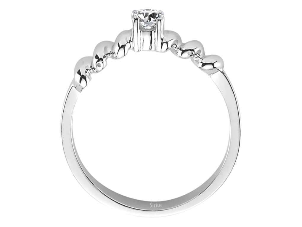 0,19 Carat Diamant verdrehte Solitär Ring in 750er 18 Karat Weißgold – handgefertigter Diamantschmuck aus Feingold | Sirius Diamant